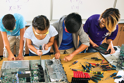 Kids working on a STEM project together during the YMCA Links 2 Learning program
